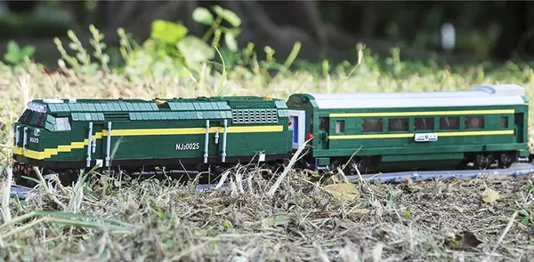 لگو مولدکینگ لگو مولدکینگ 12001 لوکوموتیو دیزلی Diesel Locomotive NJ2